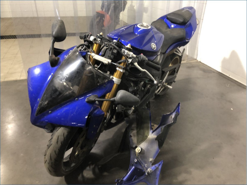 YAMAHA R1 